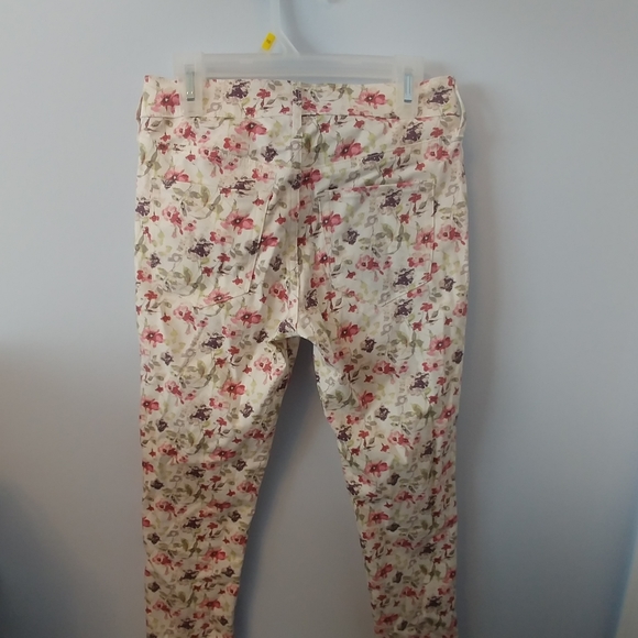 ❣️10/ $50❣️: Floral ankle pants - Picture 2 of 4